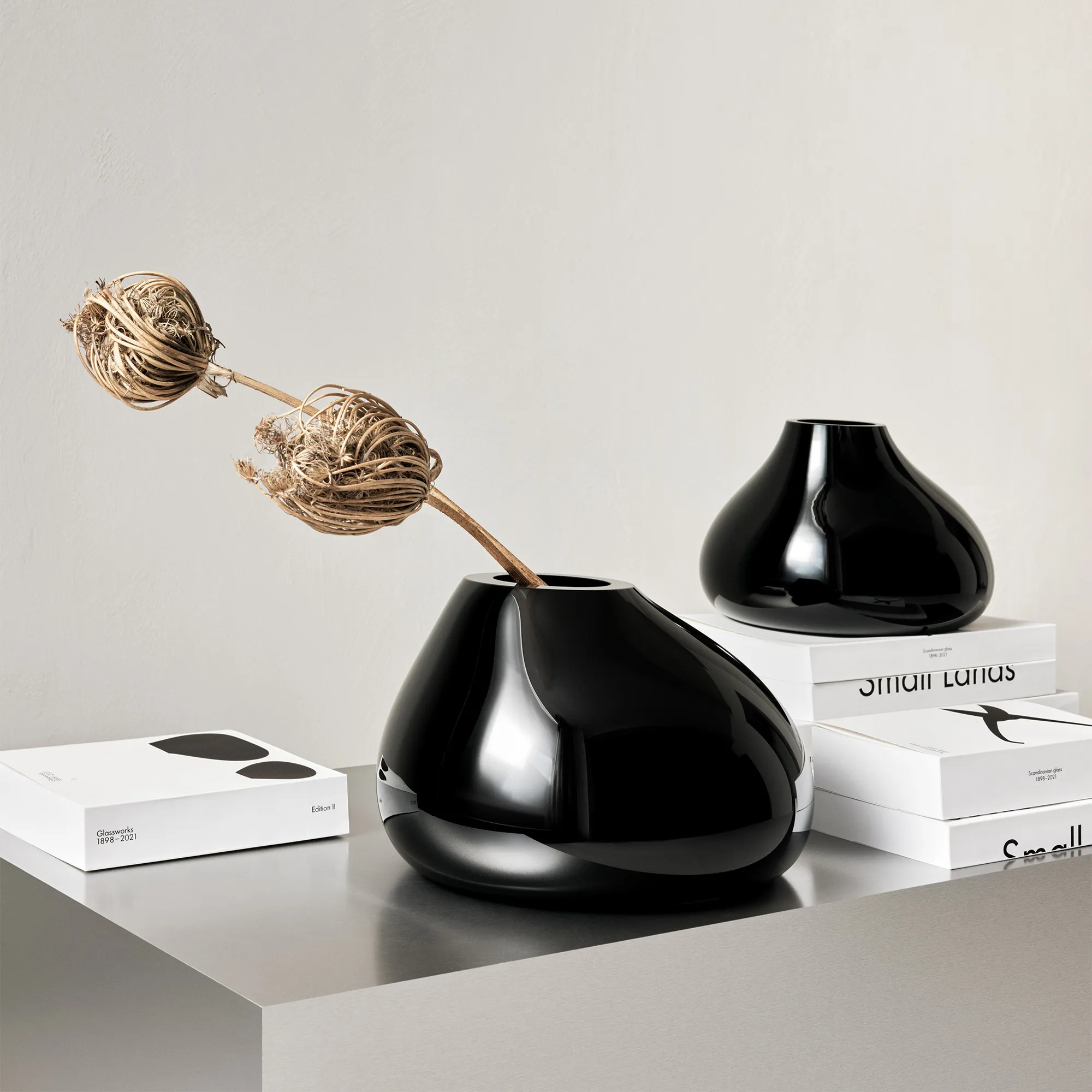 Ebon Vase Black