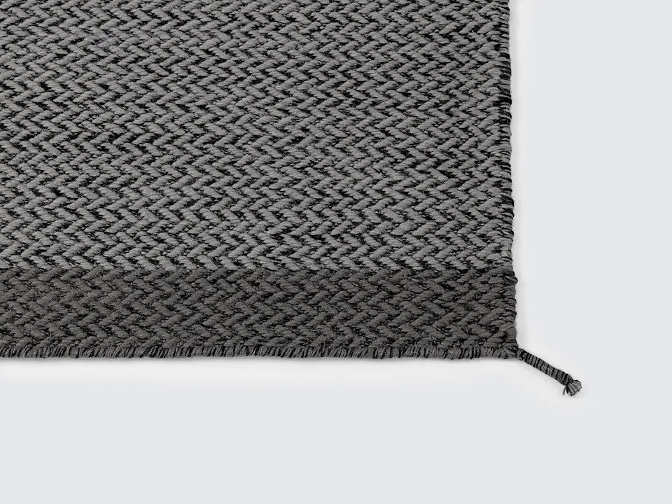 Ply rug dark grey
