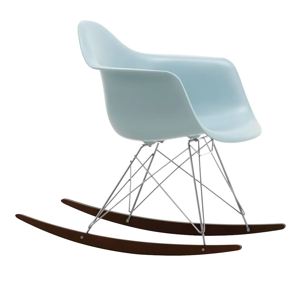 Eames RE Plastic Armchair RAR gungstol Chrome/Dark Maple