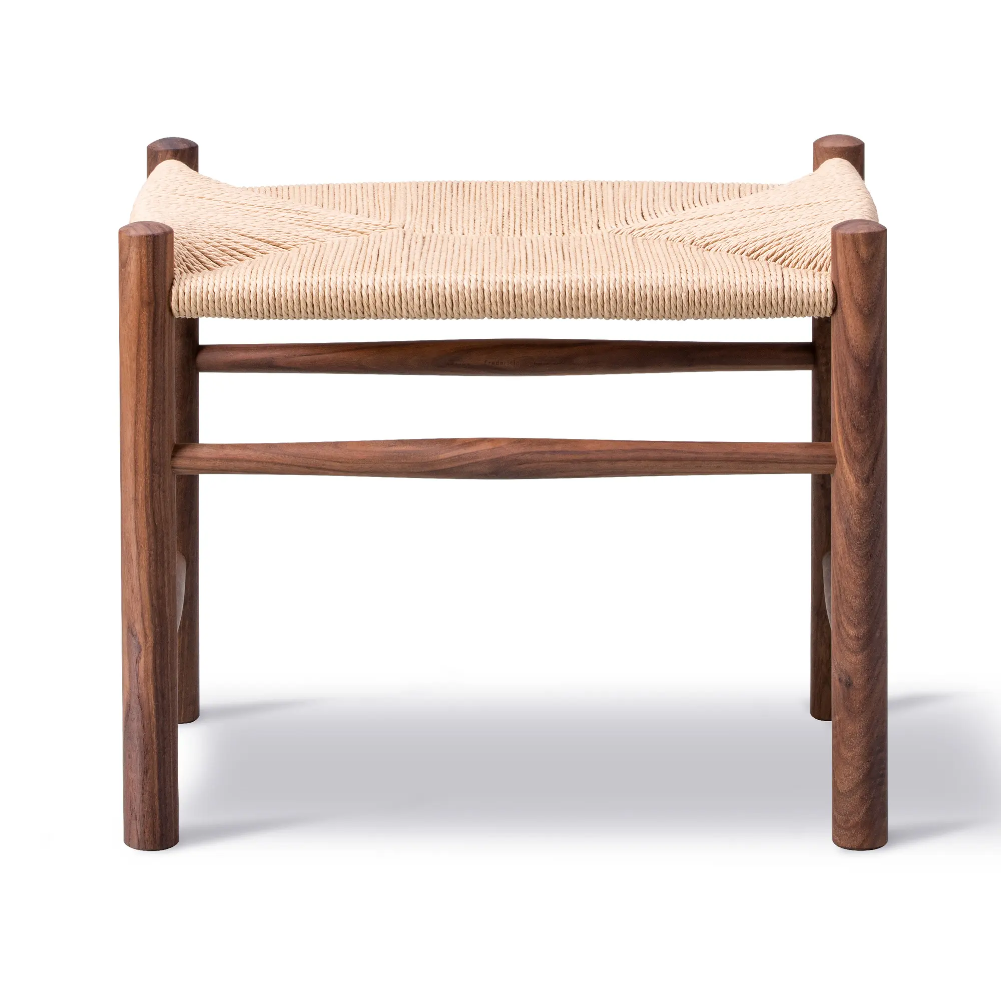 Wegner J16 Stool, Oljad valnöt, Naturfärgad sits