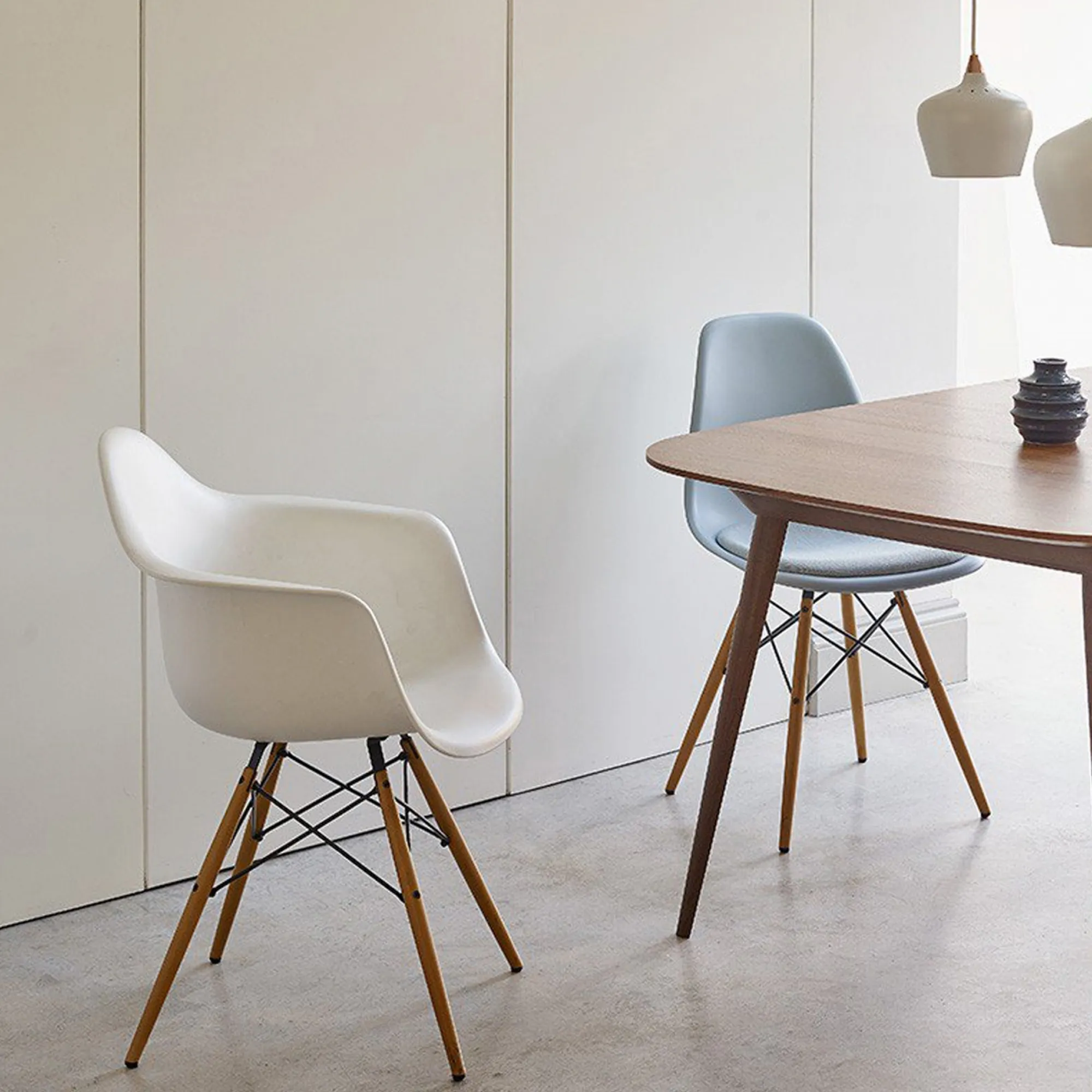 Eames RE Plastic Armchair DAW spisestuestol Ash Honey Tone