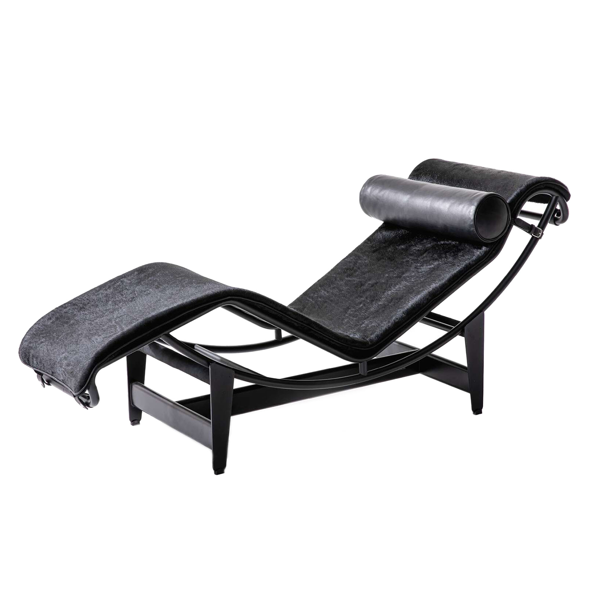 Cassina - LC4 Noire, Black base and frame, Loose pad in Hairyskin 13Z226, Headroll in 13Y253 - Liggfåtöljer - designer_charlotte_perriand,designer_le_corbusier,designer_pierre_jeanneret - Svart - Läder/Metall/Syntetiskt/Skum