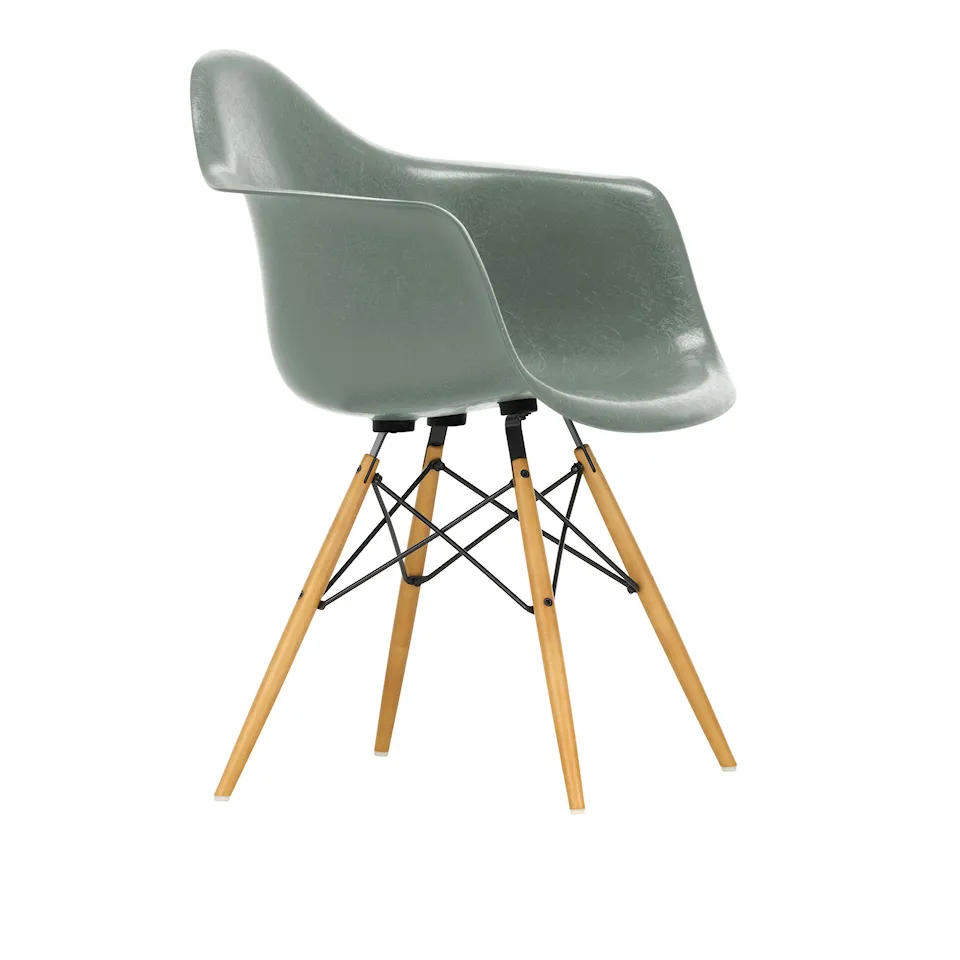 Eames Fiberglass Armchair DAW lenestol Golden Maple