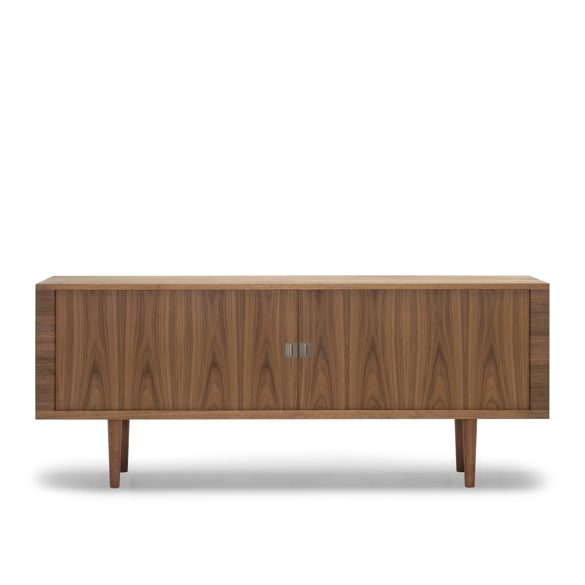 Carl Hansen - CH825 Sideboard, Oljad Valnöt, Ben i Oljad Valnöt - Skänkar och sideboards - Hans J. Wegner - Träfärgad - Trä | Möbler - Förvaring Och Hyllor - Skänkar Och Sideboards | Möbelexperten