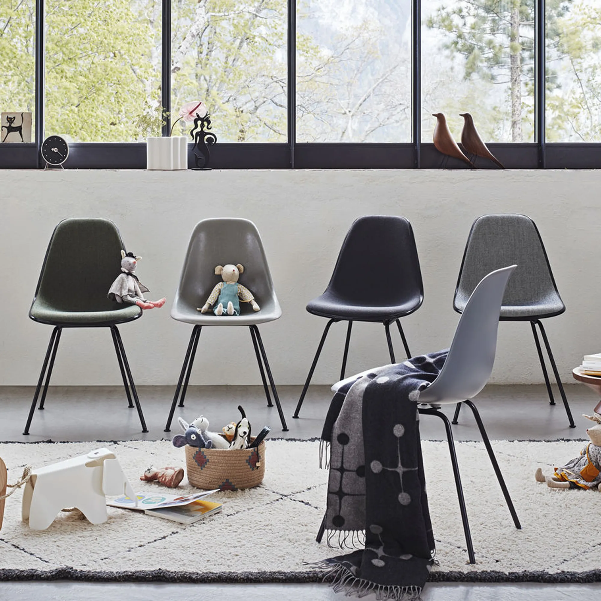 Eames RE Plastic Chair DSX stol Basic Dark