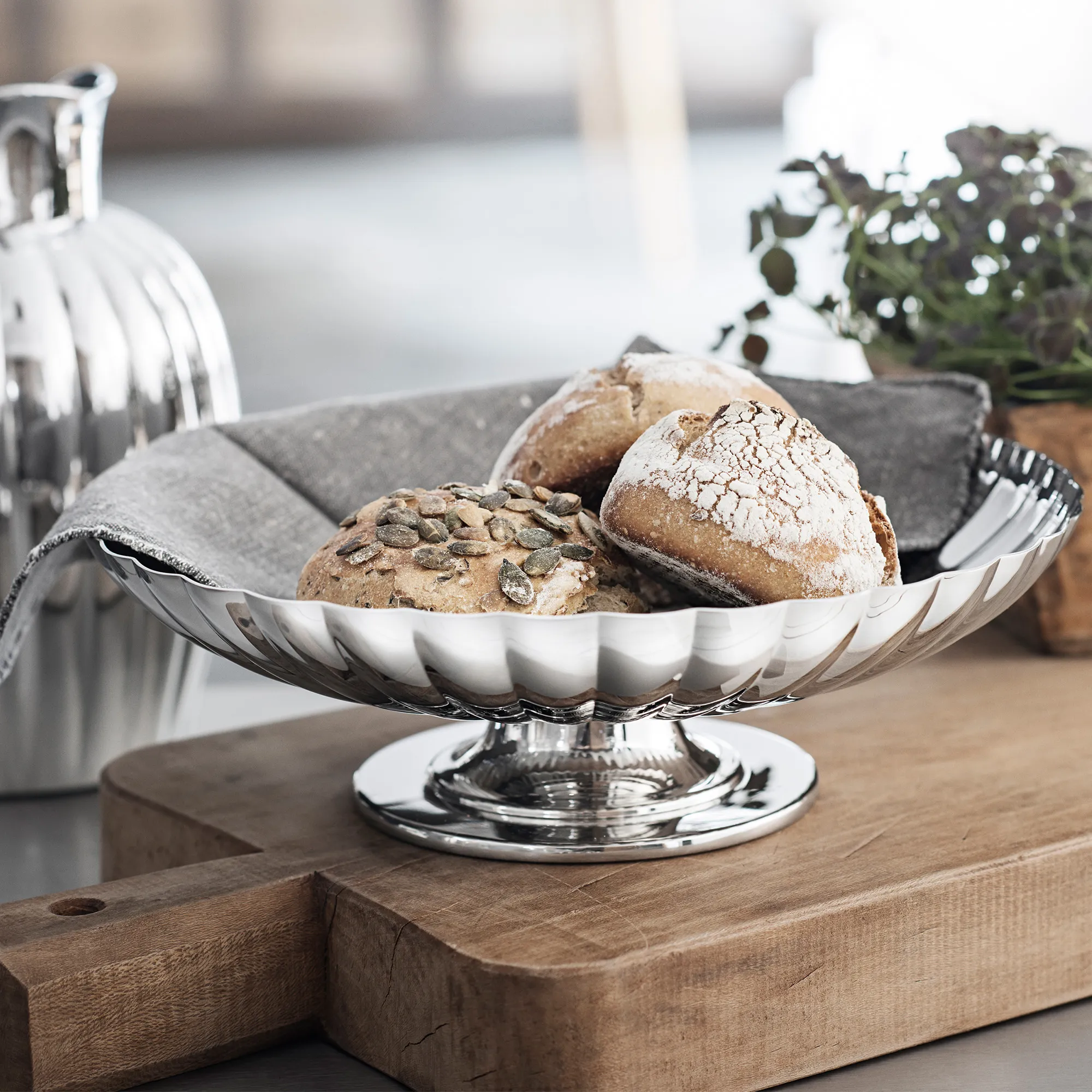 Bernadotte Dish on Stand