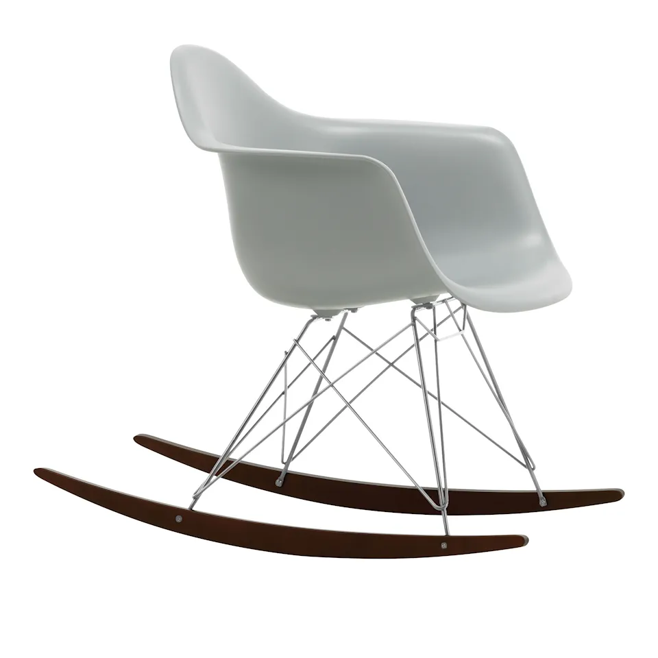 Eames RE Plastic Armchair RAR gungstol Chrome/Dark Maple