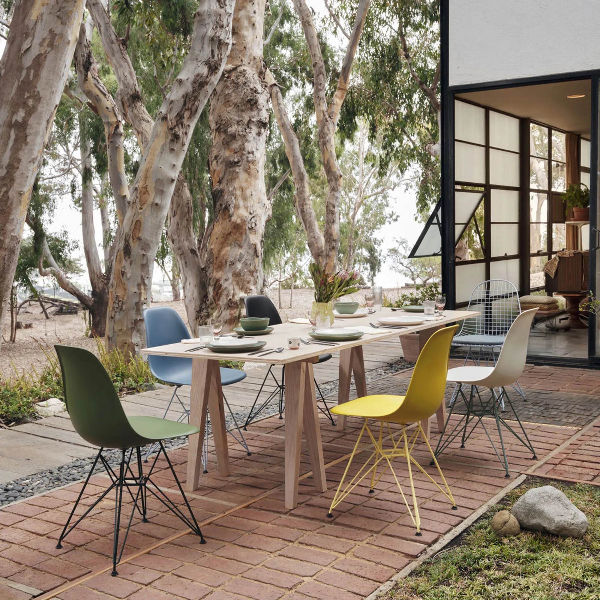 Eames RE Plastic Chair DSR stol Basic Dark