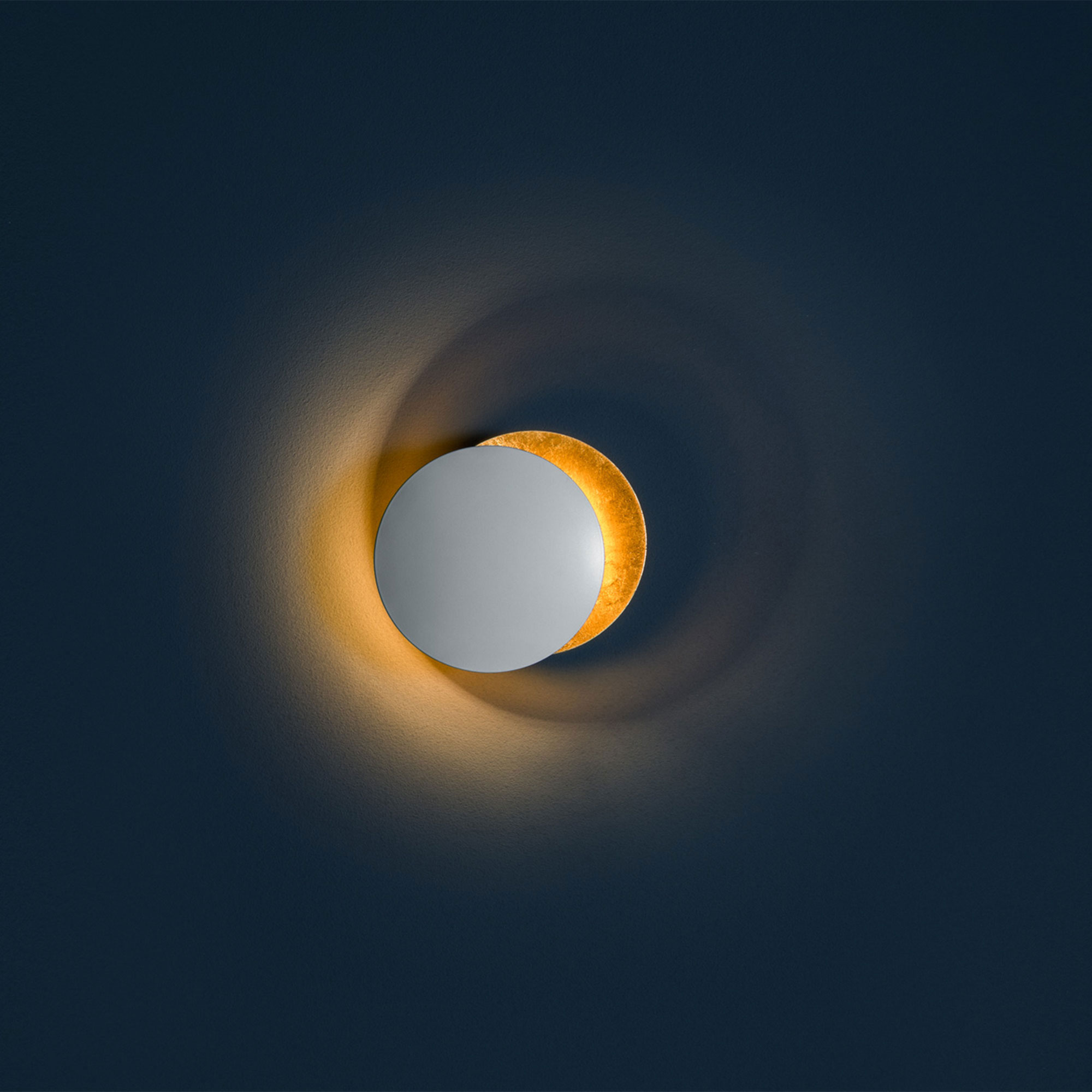 Catellani & Smith - Lederam W Ø25, Vit med bladguld - Vägglampor - Enzo Catellani - Guld,Vit