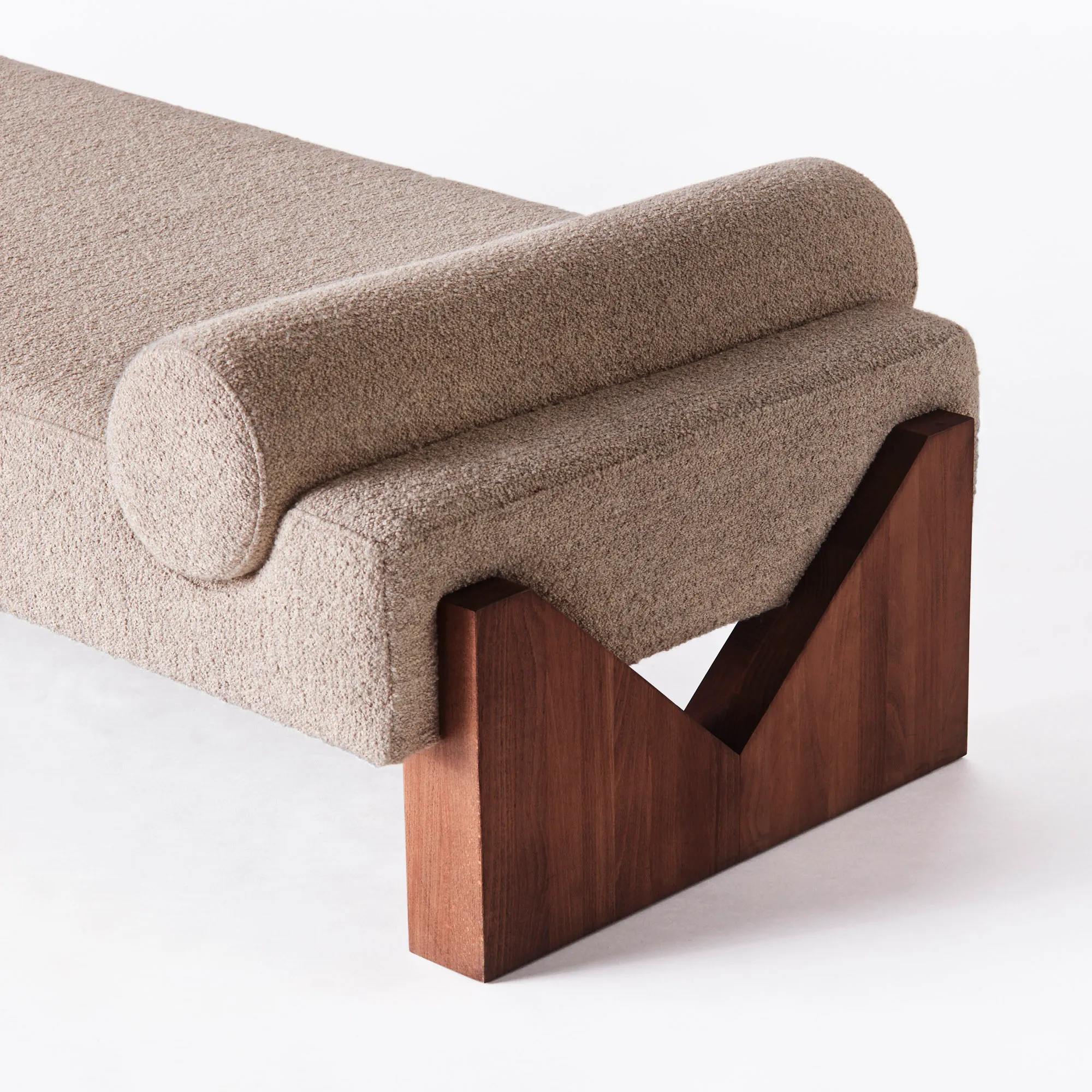 V Daybed