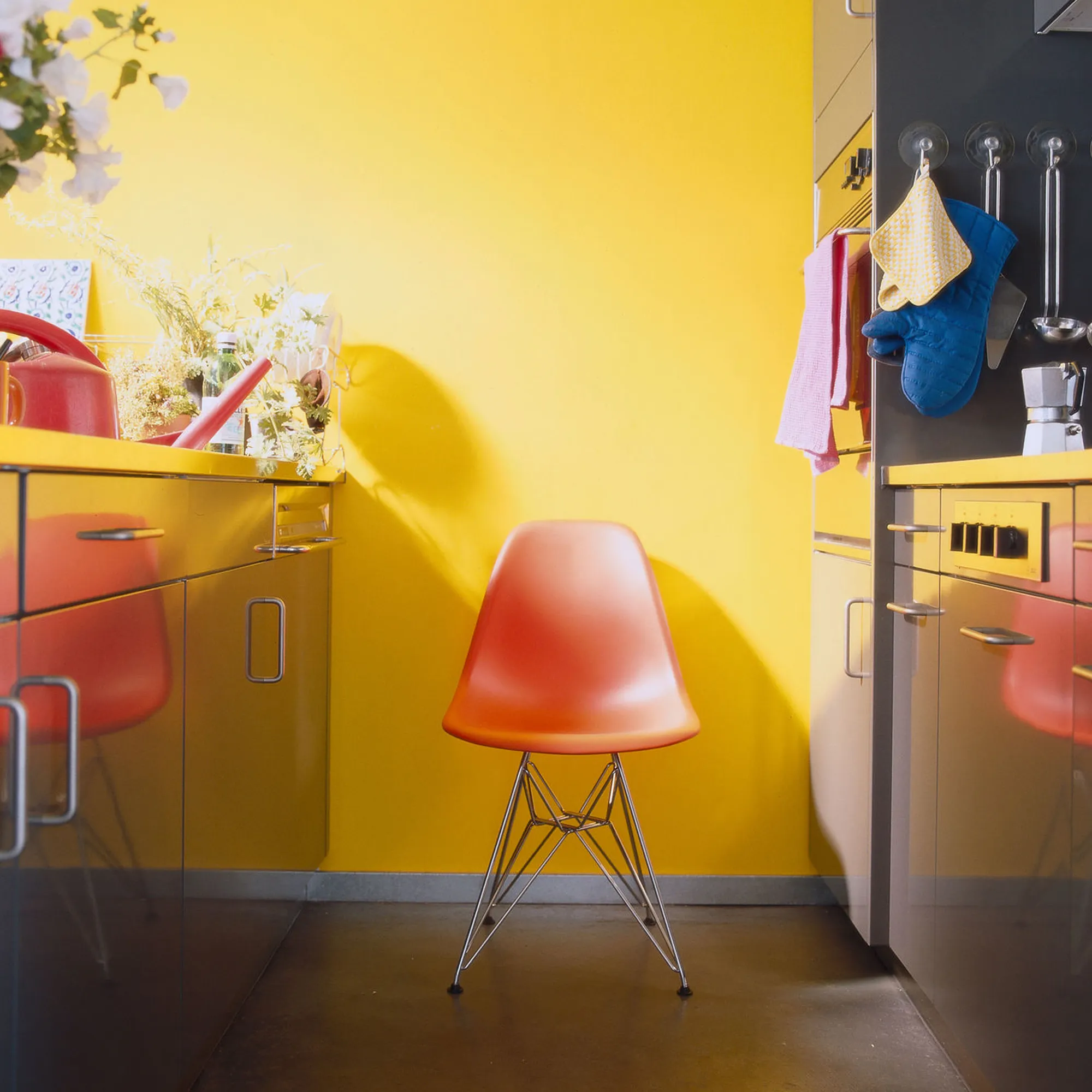 Eames RE Plastic Chair DSR stol Basic Dark
