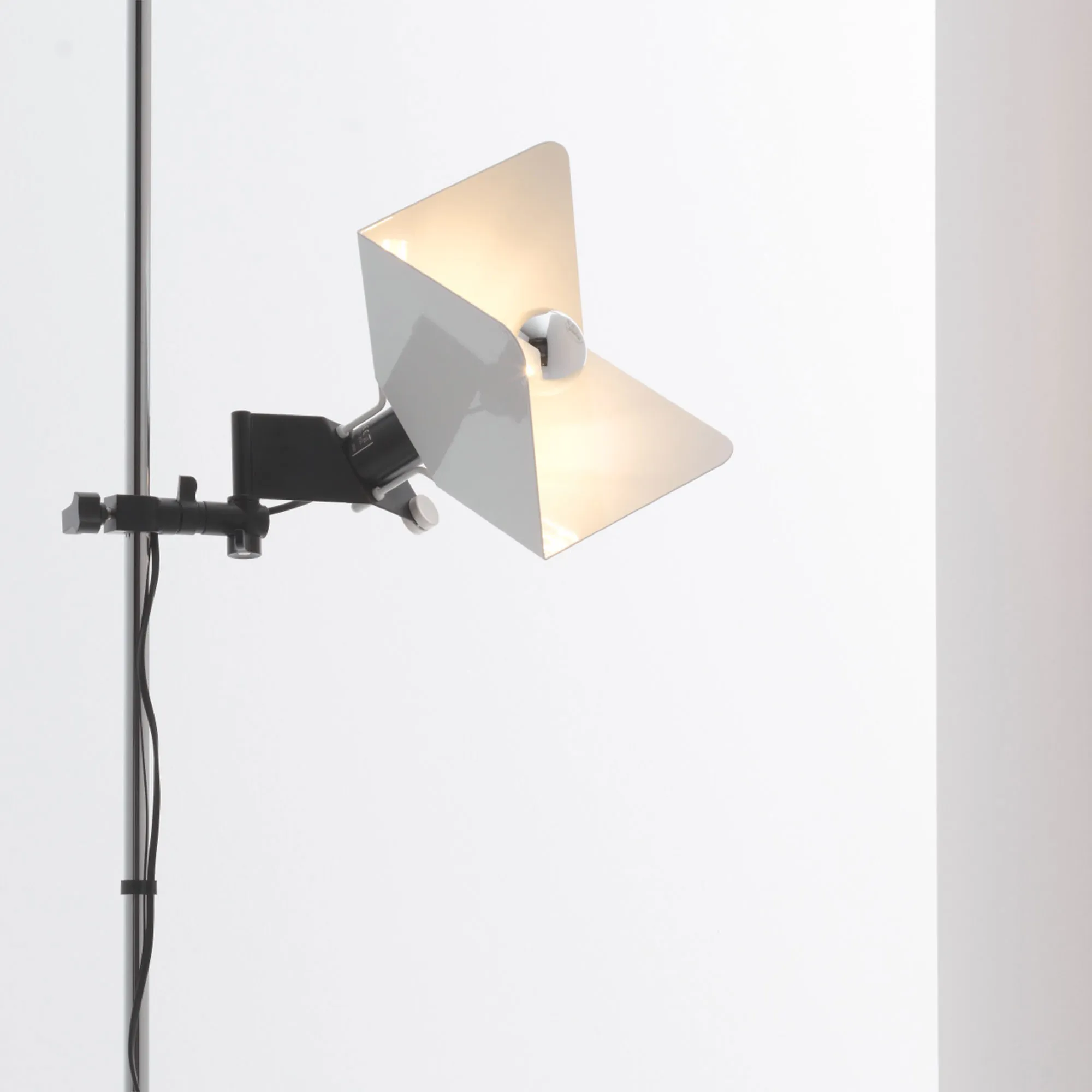 Triedro Floor Lamp