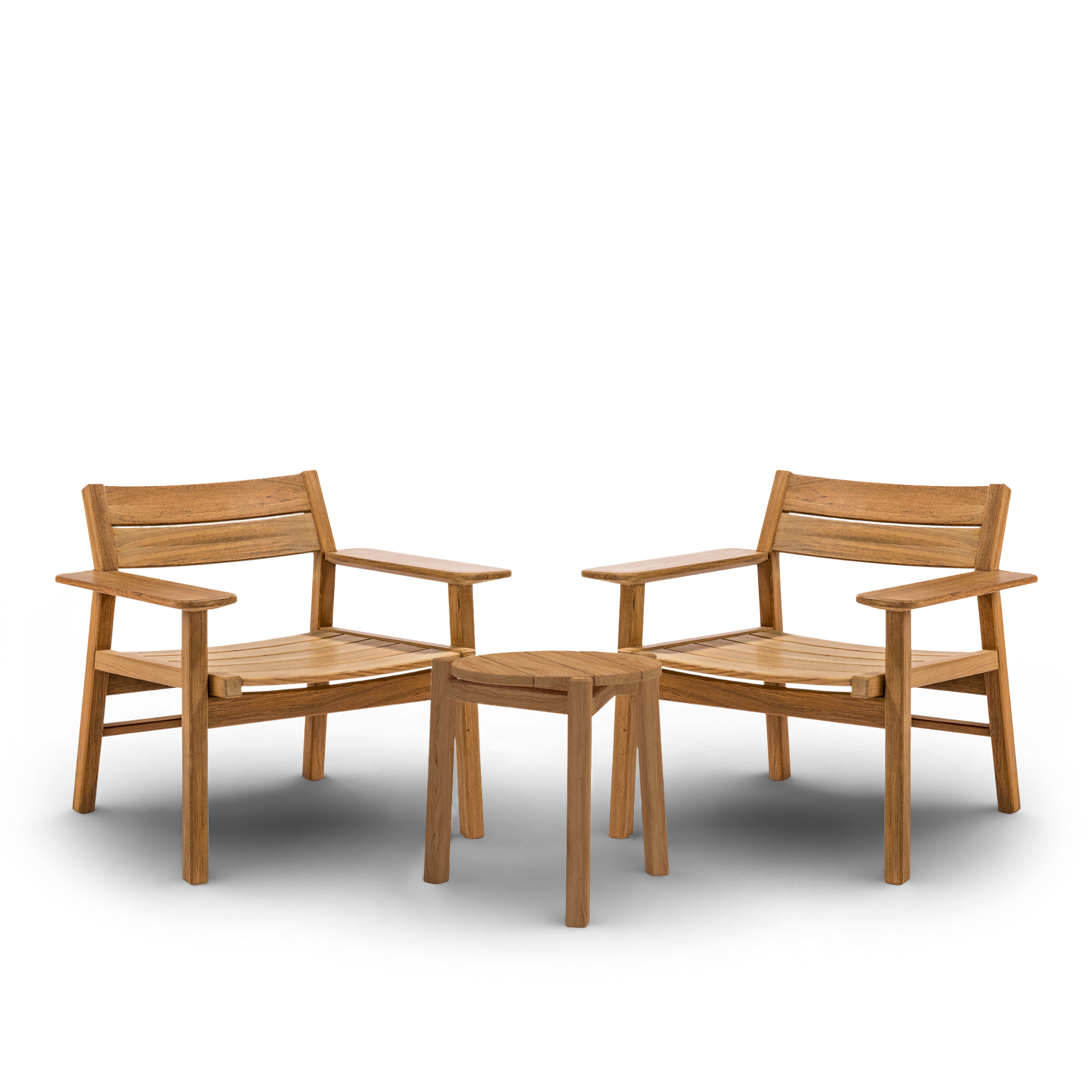 Skargaarden - Djurö utomhusfåtölj 2 st & Djurö utomhusbord Ø40 cm – Teak - Matilda Lindblom - Trä/Textilmaterial |  | Möbelexperten