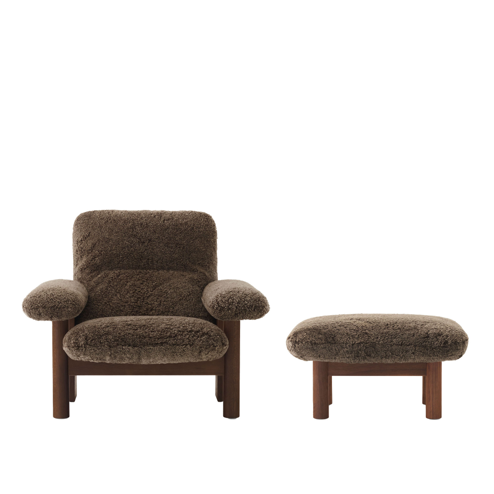 Audo Copenhagen - Brasilia Lounge Chair & Ottoman - Walnut/Sheepskin Root - Sittpuffar - Anderssen & Voll - Brun