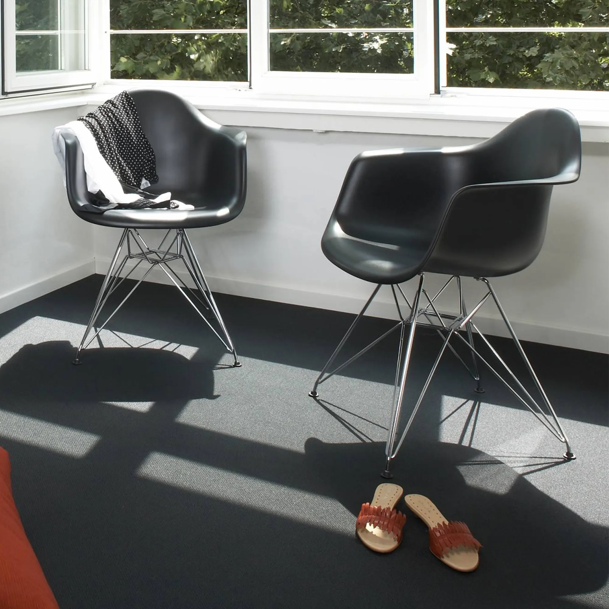 Eames RE Plastic Armchair DAR matstol Basic Dark
