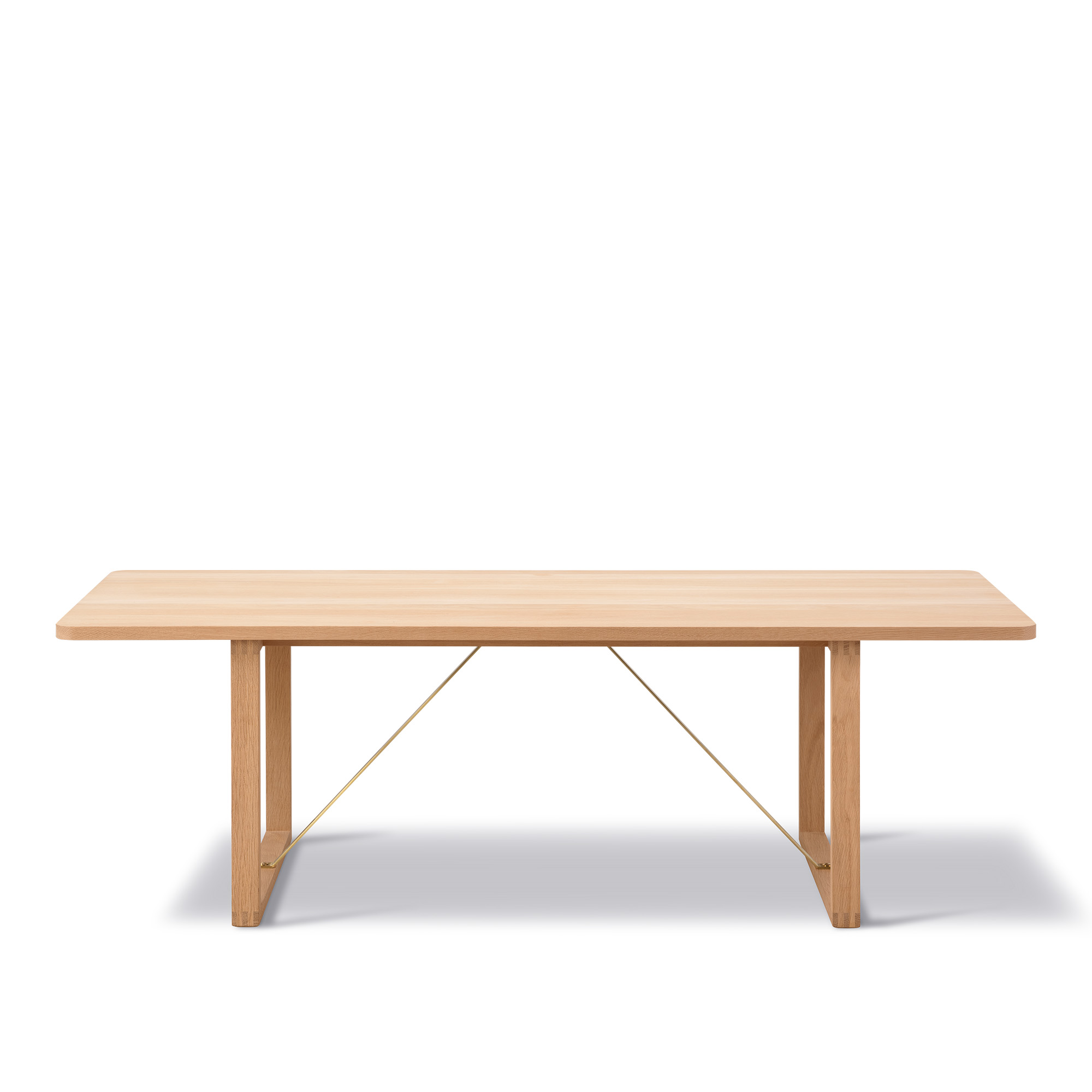 Fredericia Furniture - BM67 Coffee table - Oak light oil - Brackets in brass - 140 x 55 cm - height 45 cm - Soffbord - Børge Mogensen - Träfärgad - Trä