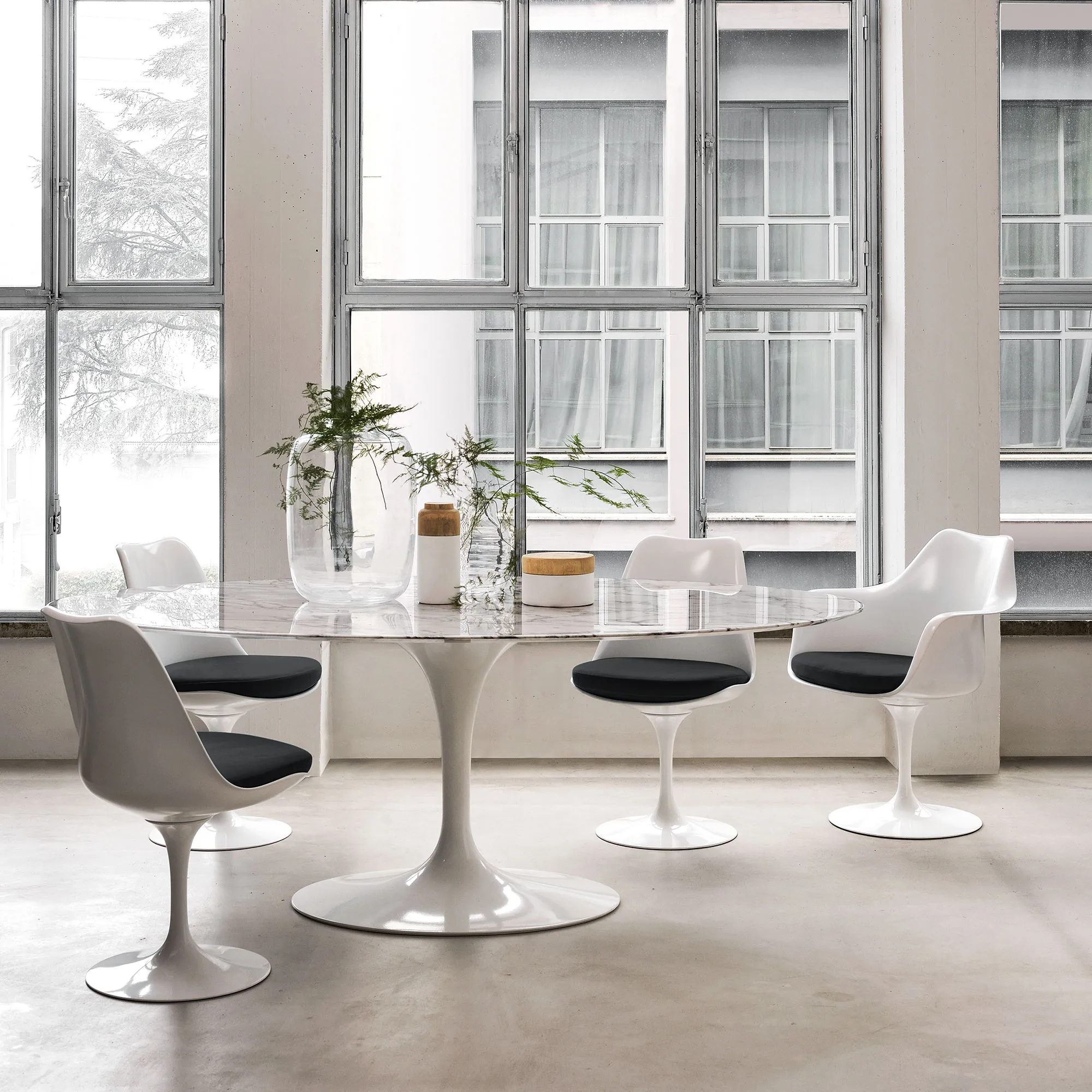 Saarinen Tulip karmstol Black