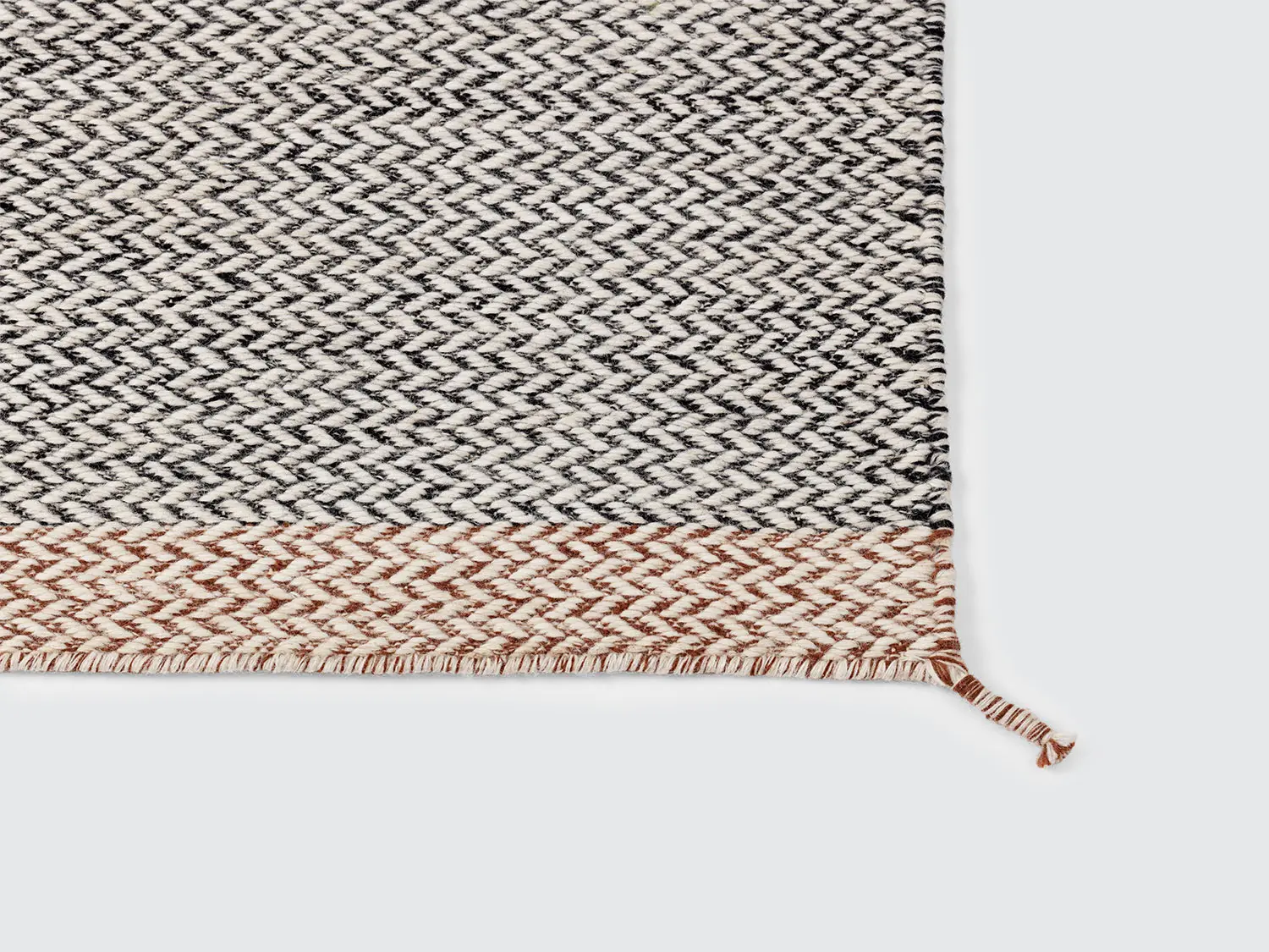 Ply rug black/white