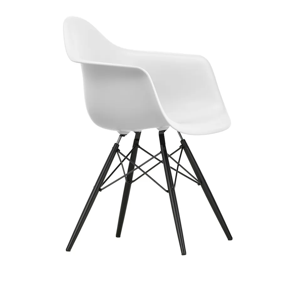 Eames RE Plastic Armchair DAW spisestuestol Black Maple
