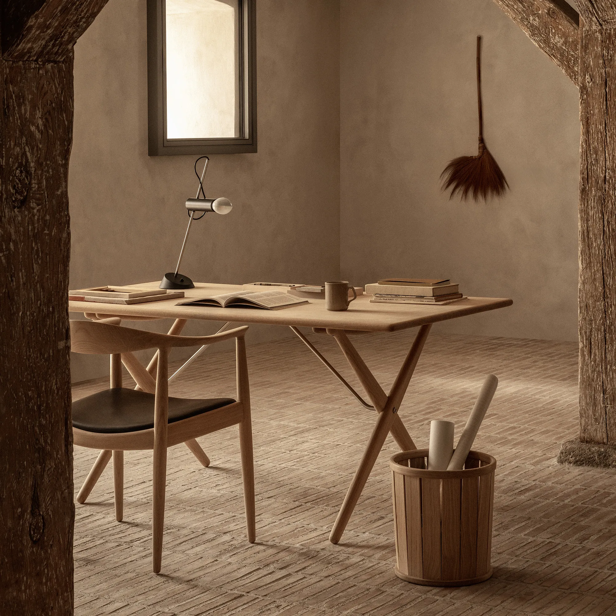 PP85 Cross Legged Table matbord