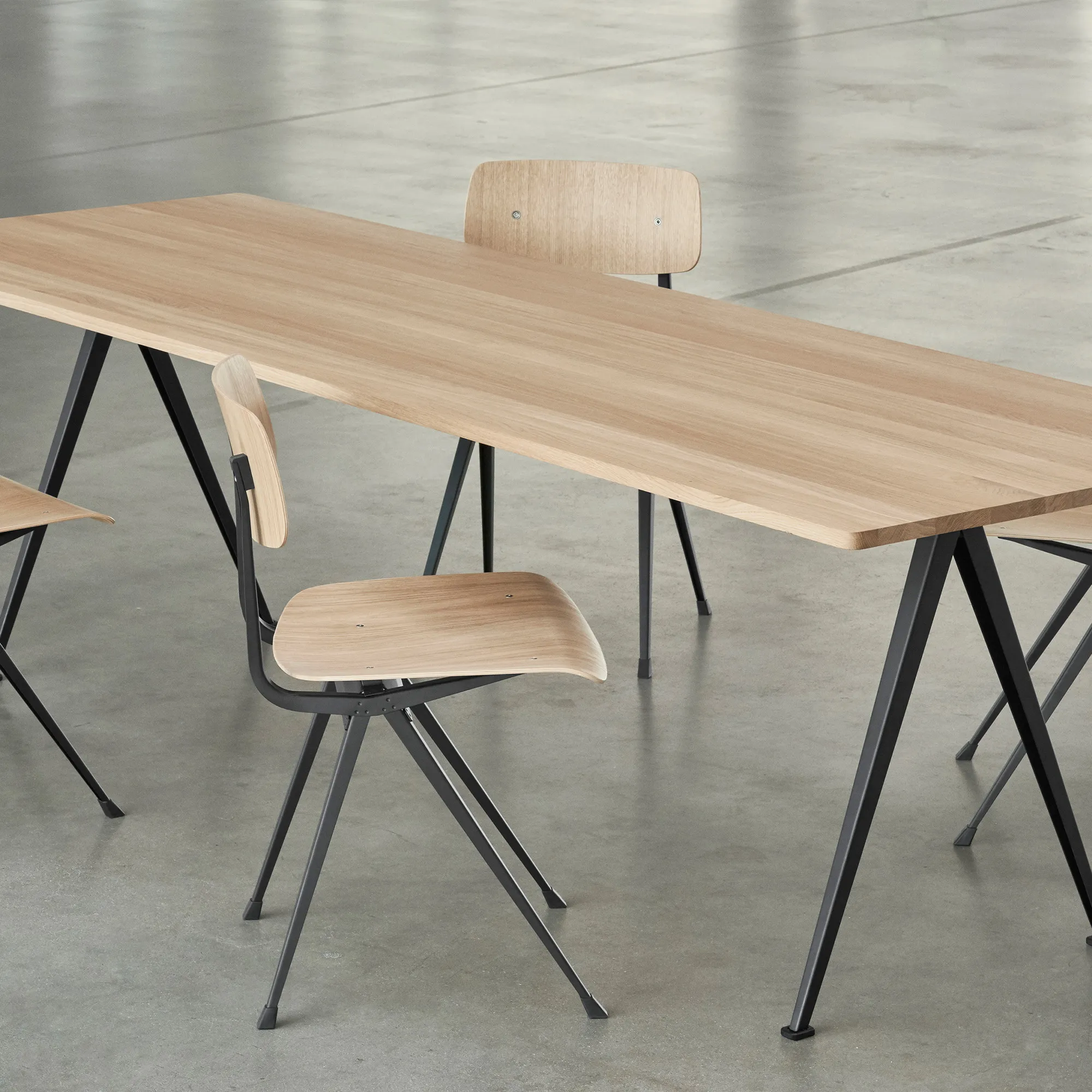 Pyramid bord 02 190 cm Black