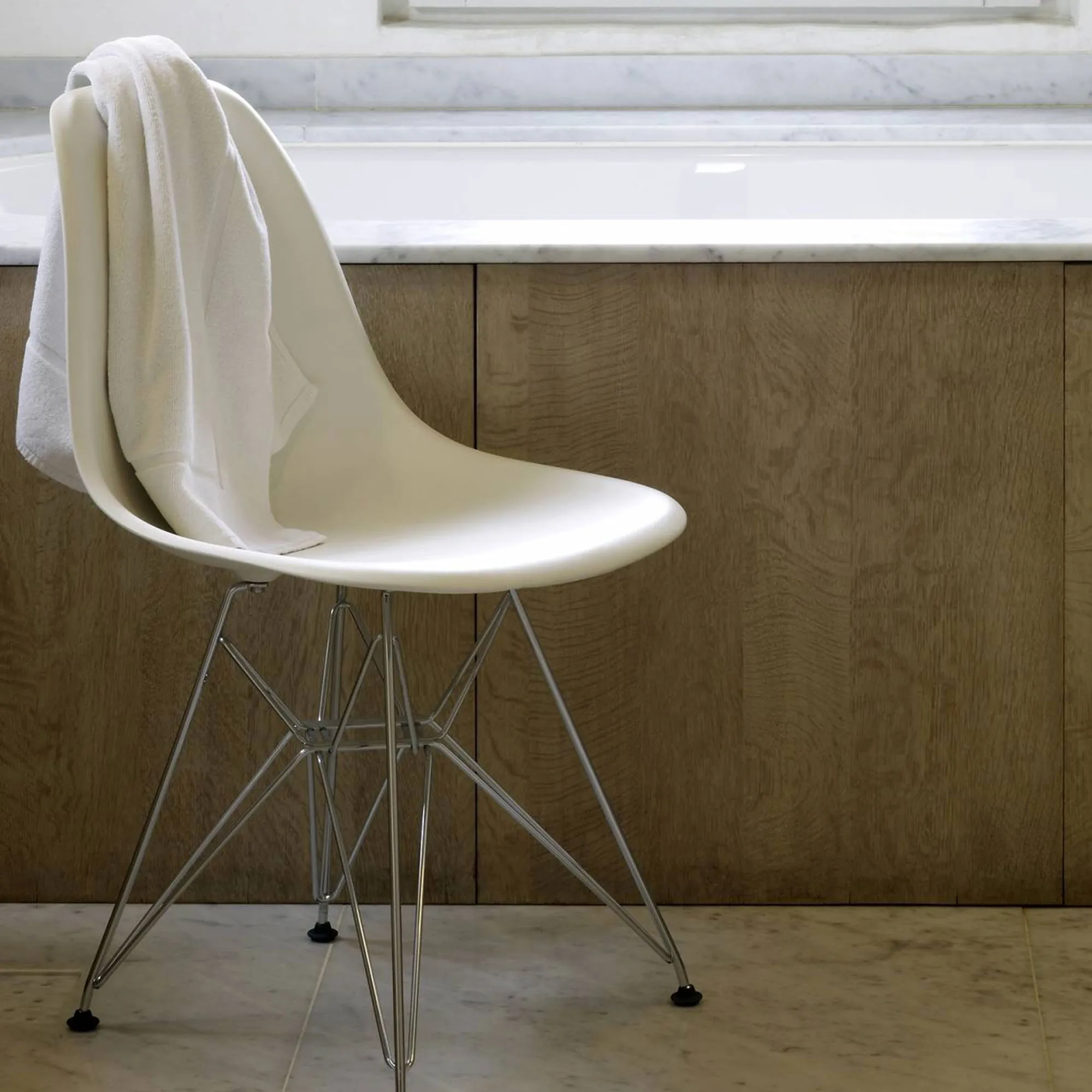 Eames RE Plastic Chair DSR stol Basic Dark