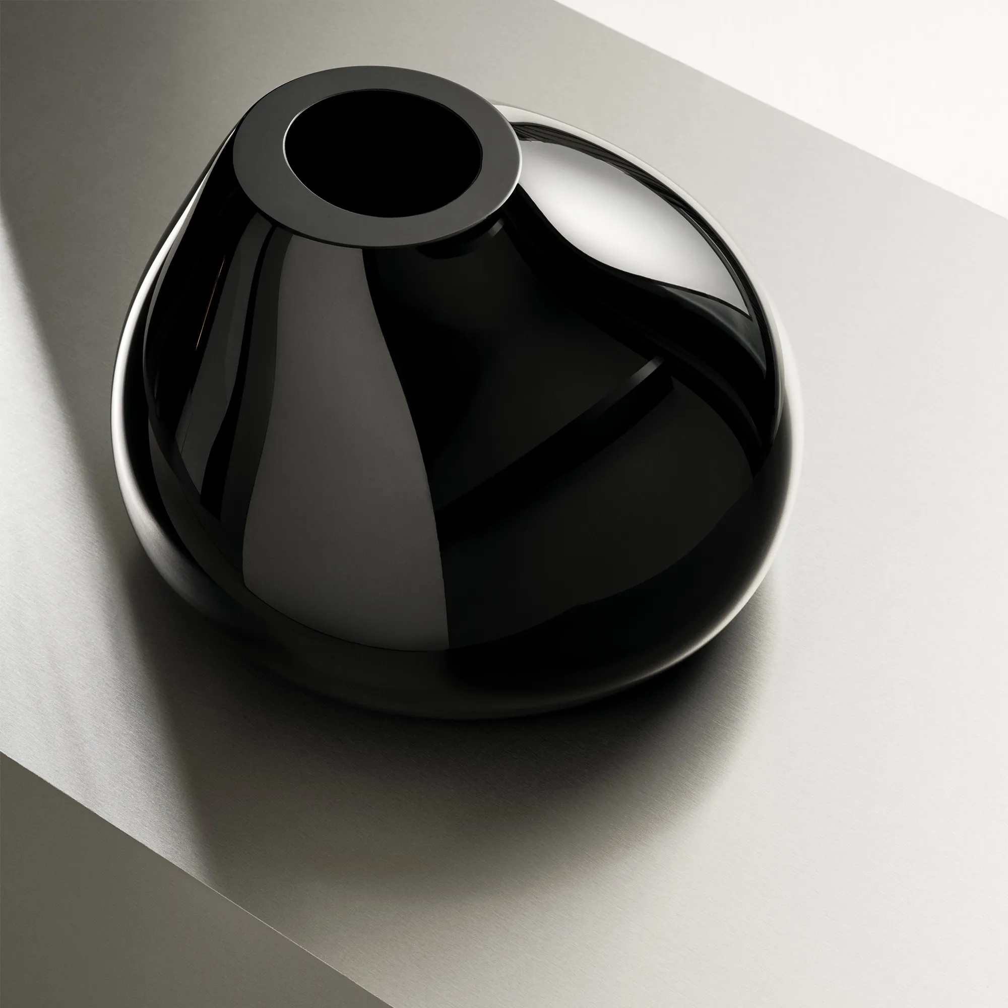 Ebon Vase Black