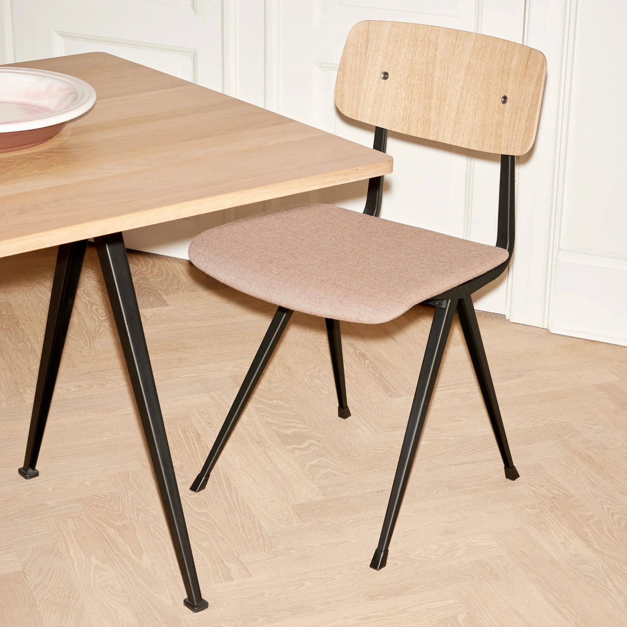 Pyramid bord 02 190 cm Black