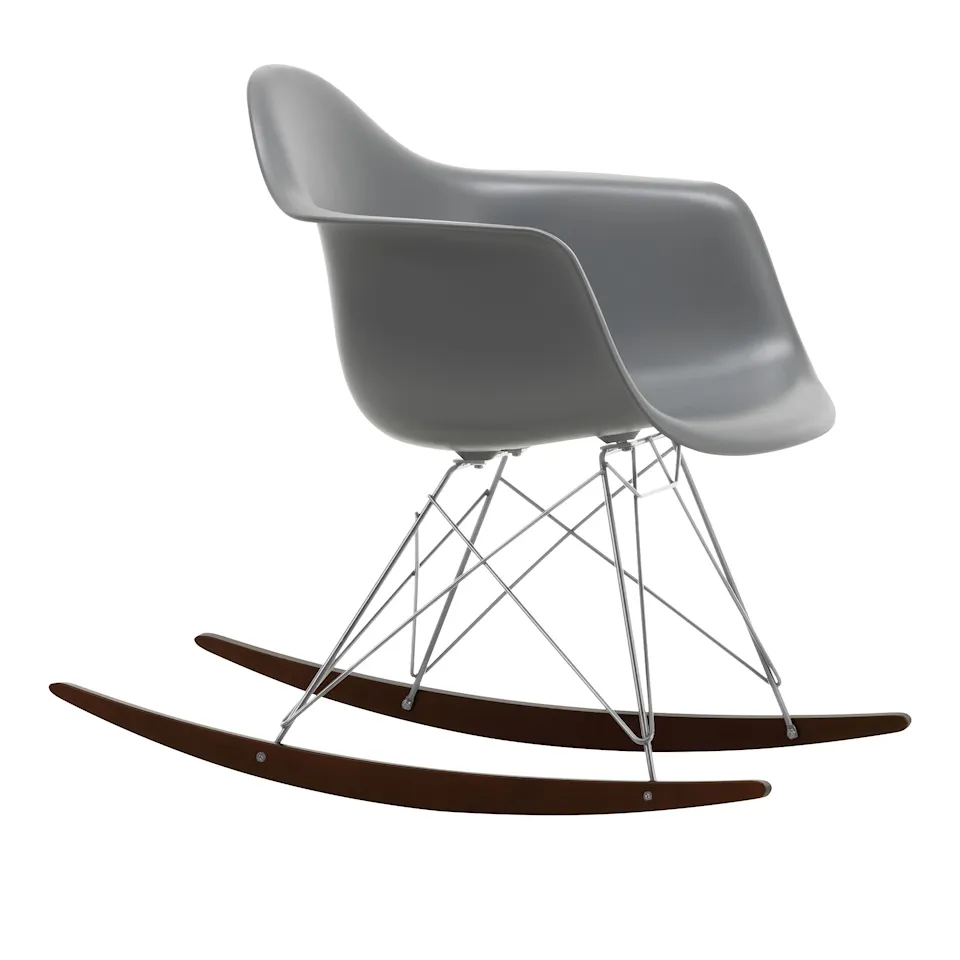 Eames RE Plastic Armchair RAR gungstol Chrome/Dark Maple