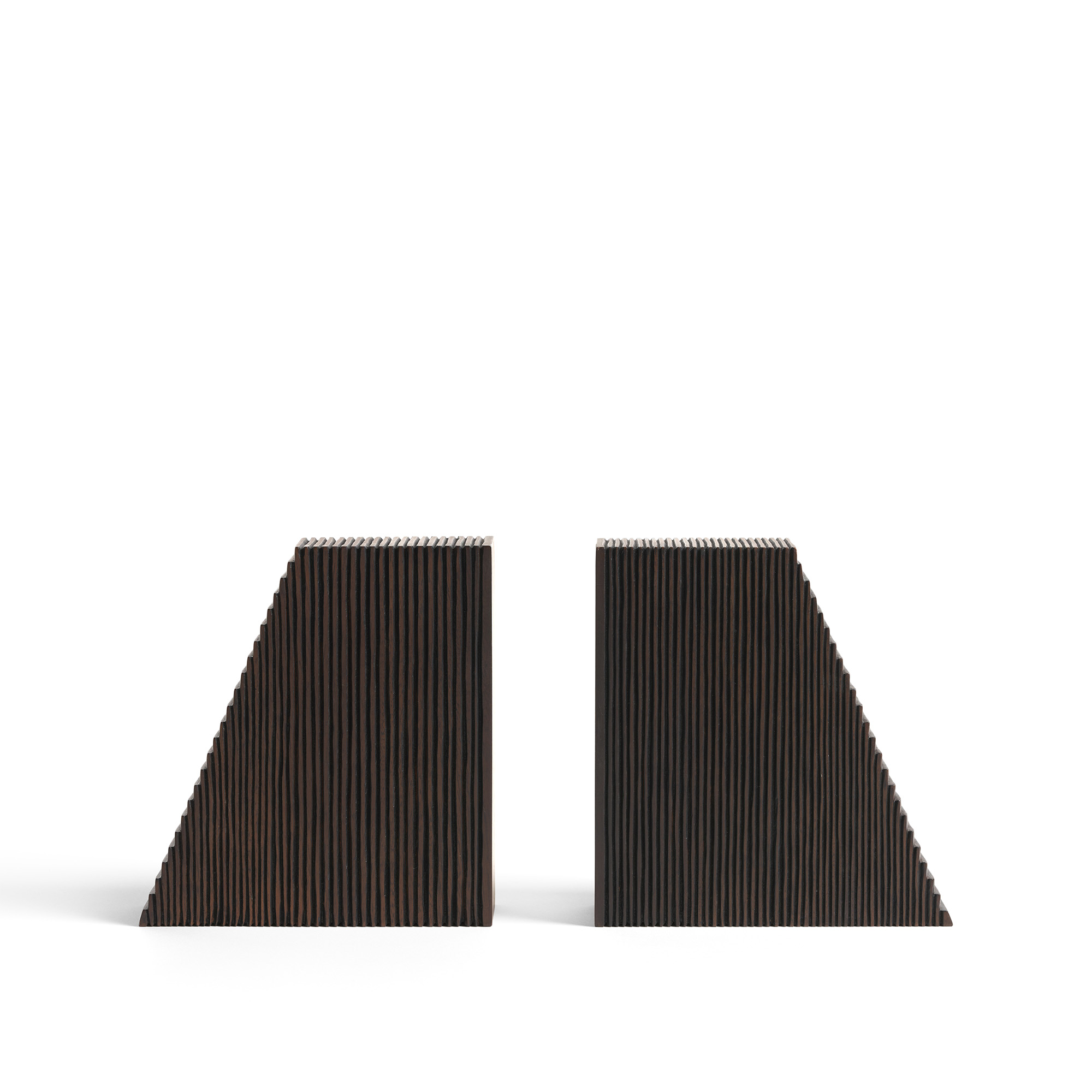Ethnicraft - Grooves Book Ends - Varnished Mahogany - Dark Brown - Set Of 2 - Bokstöd & tidningsställ - Brun