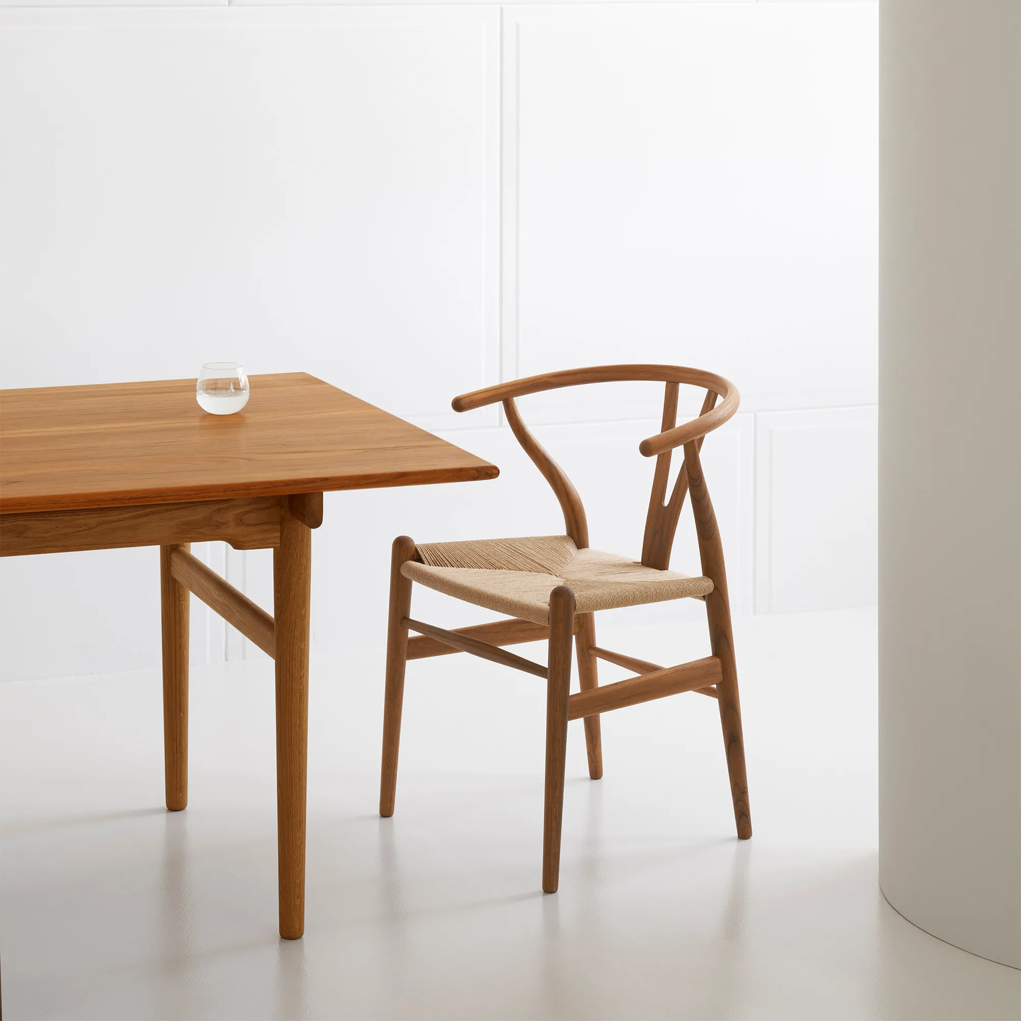 CH24 Y-stolen teak/naturflätat papperssnöre