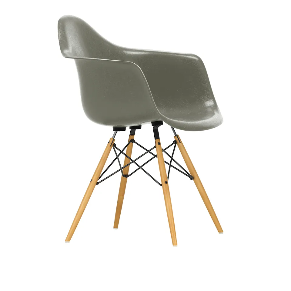 Eames Fiberglass Armchair DAW lenestol Golden Maple