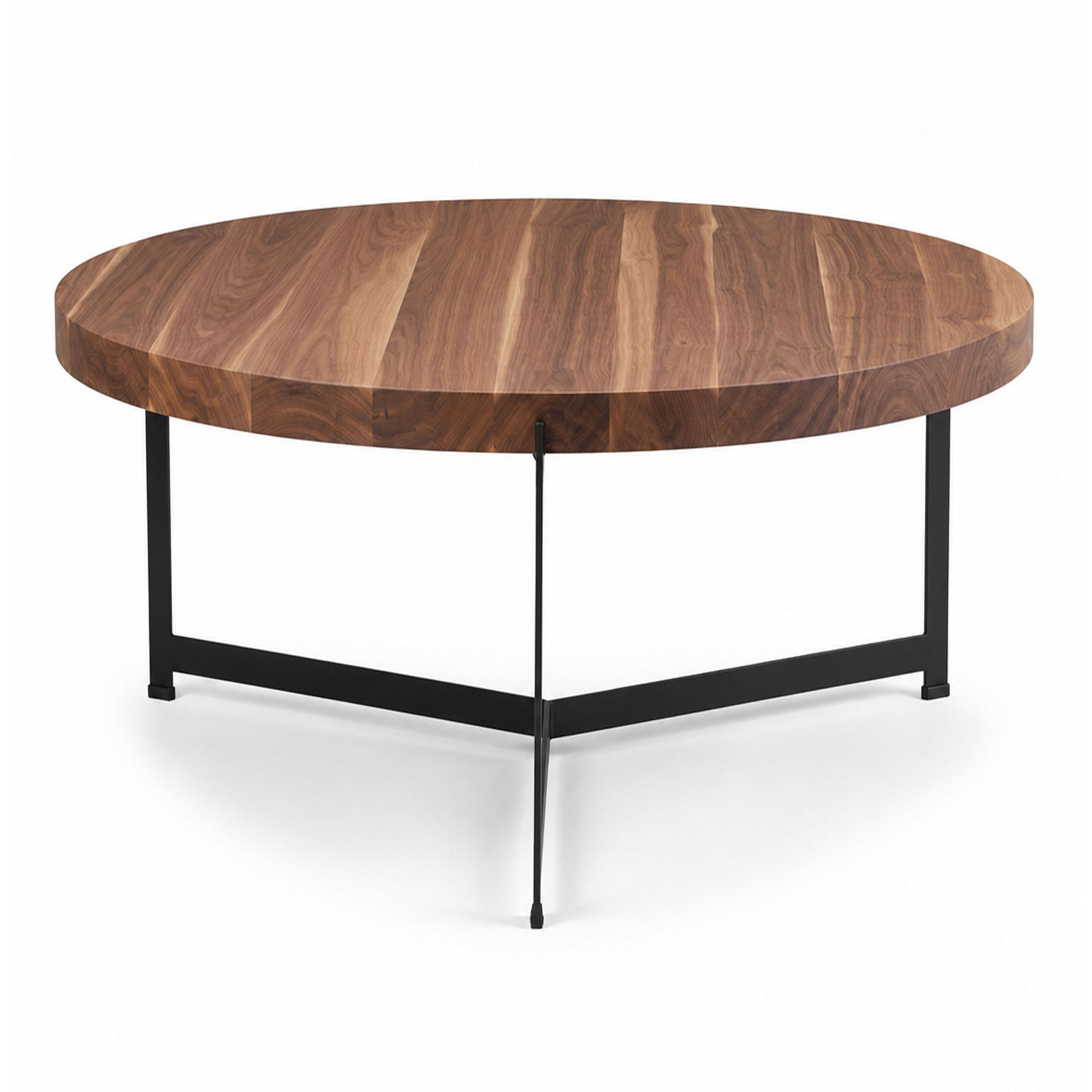 Dk3 - Plateau Coffee Table - Ø 60 cm - Höjd 45 cm, Skiva i Oljad valnöt, Underrede i Svart pulverlackerat stål - Soffbord - Søren Rose Studio - Träfärgad - Metall/Trä | Möbler - Bord - Soffbord | Möbelexperten