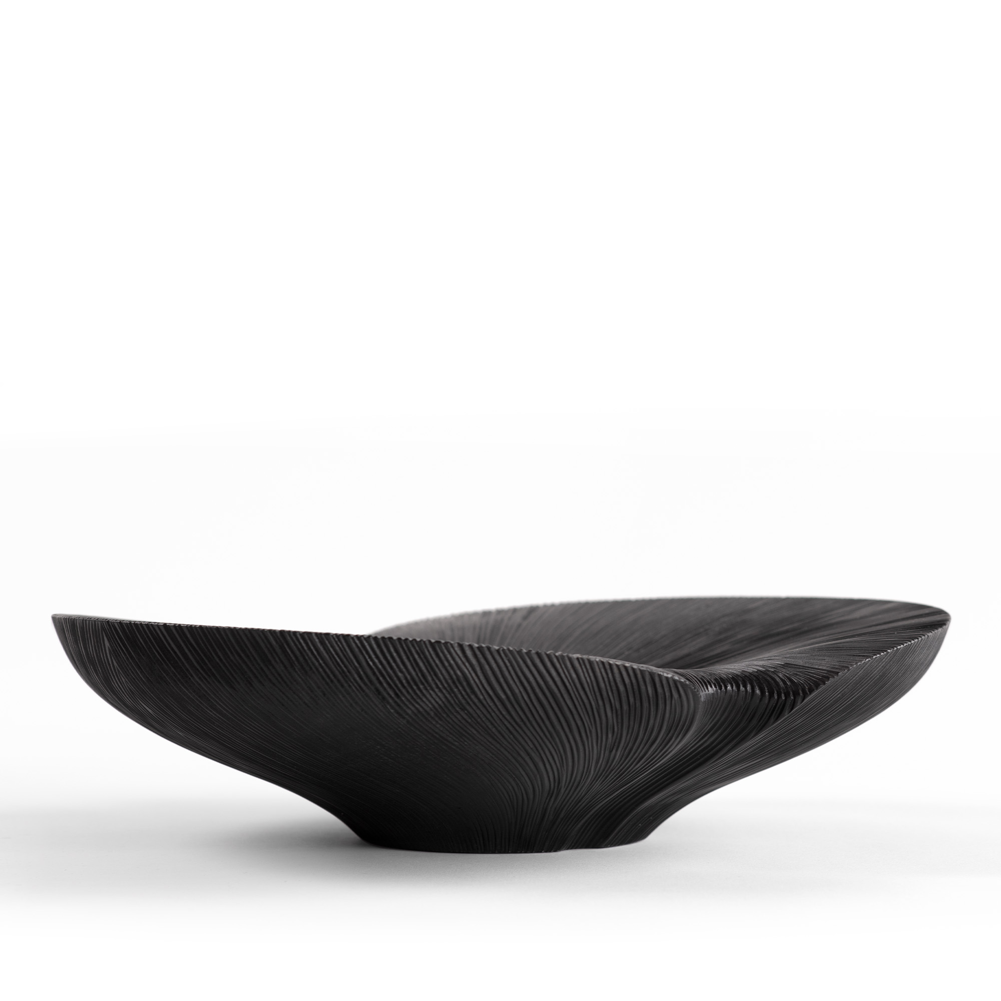 Zanat - Kala Bowl Low Maple Black Matte Lacquer Full Base Carved 35 x 33 x 9 cm - Prydnadsföremål - Monica Förster - Svart | Inredning - Inredningsdetaljer - Prydnadsföremål | Möbelexperten