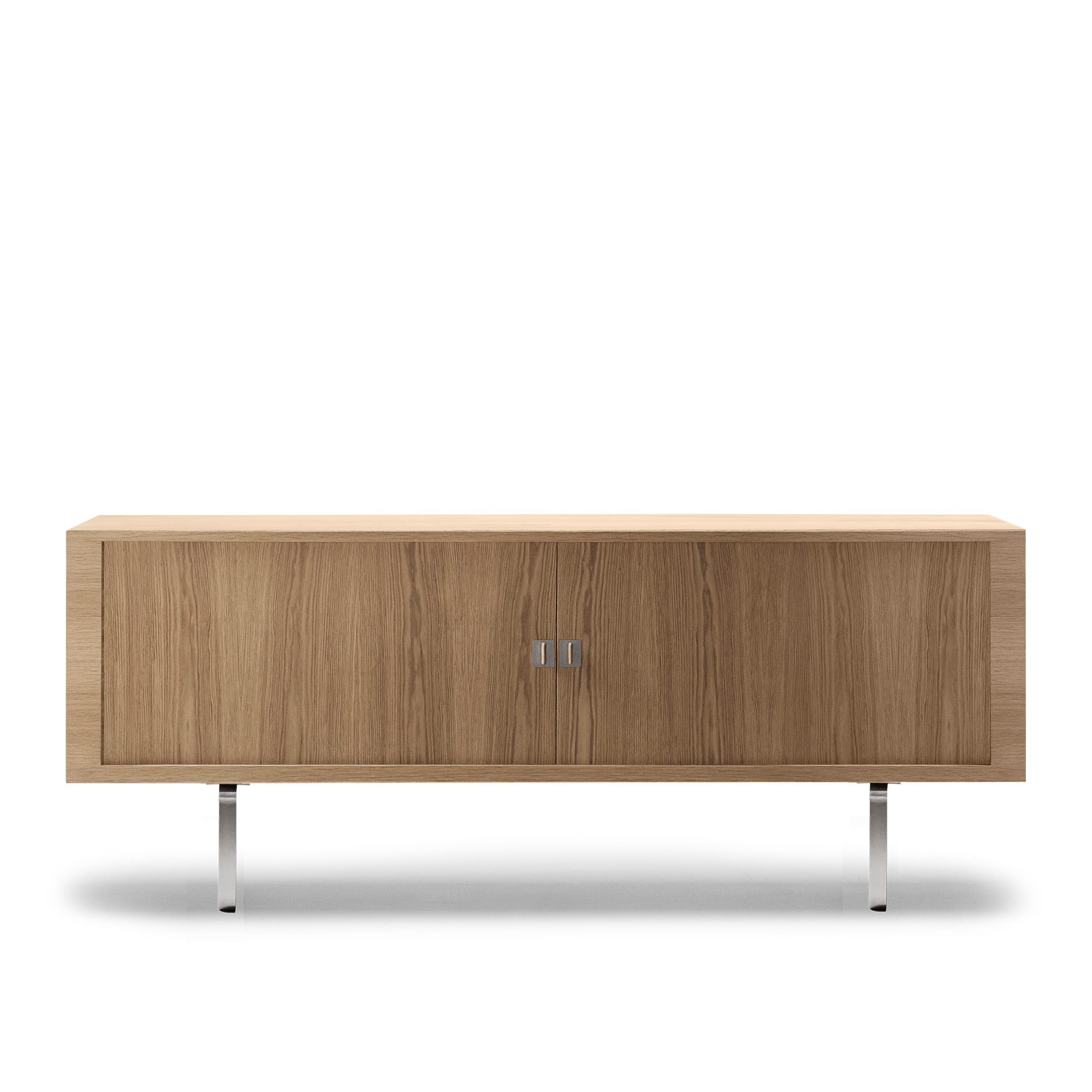 Carl Hansen - CH825 Sideboard, Oljad Ek, Ben i Rostfritt stål - Skänkar och sideboards - Hans J. Wegner - Träfärgad - Metall/Trä | Möbler - Förvaring Och Hyllor - Skänkar Och Sideboards | Möbelexperten
