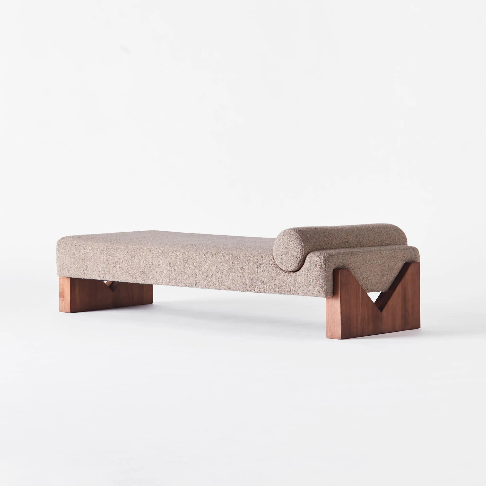 V Daybed