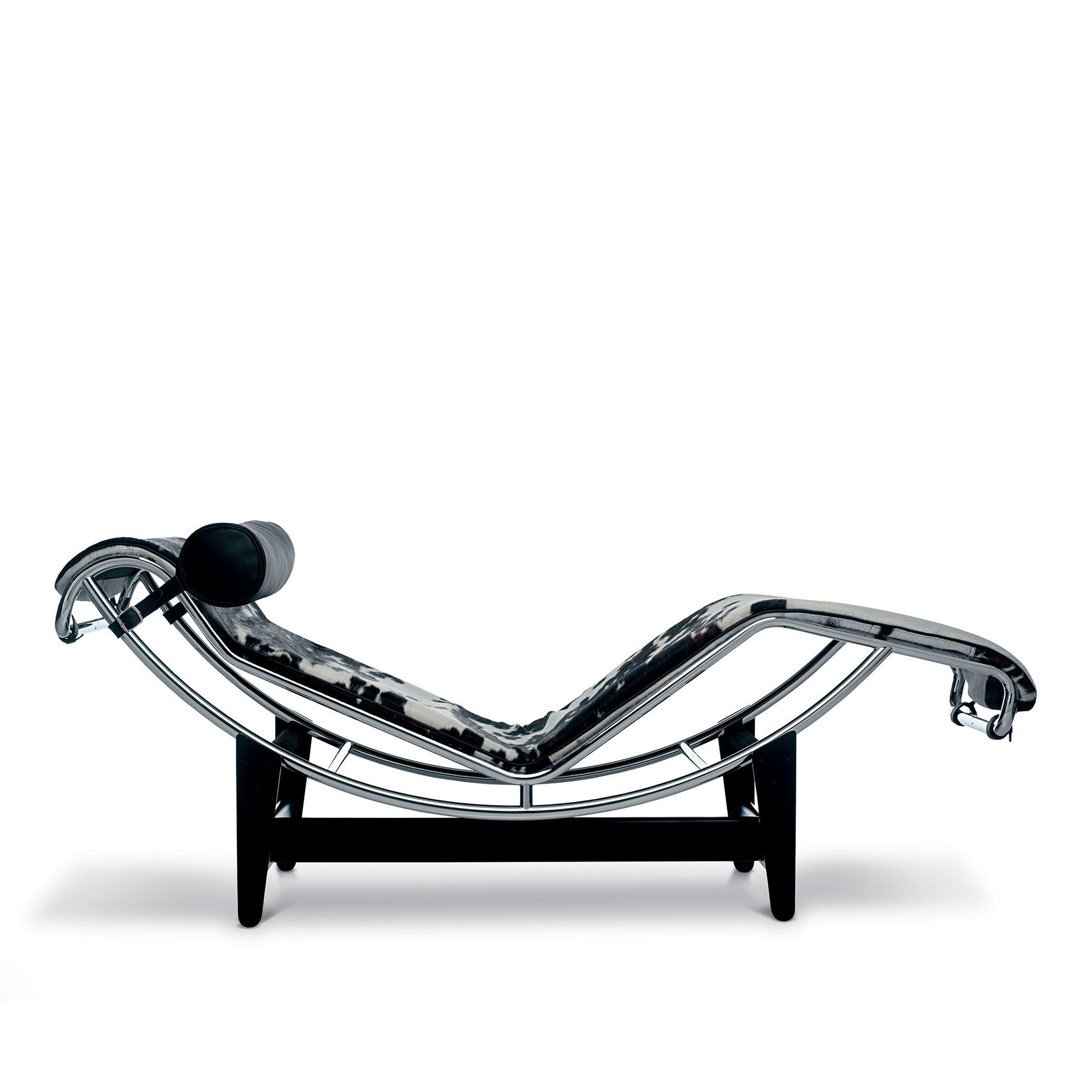 Cassina - LC4 Chaise Longue Hairyskin, Black/White 13Z235 - Liggfåtöljer - designer_charlotte_perriand,designer_le_corbusier,designer_pierre_jeanneret - Flerfärgad - Metall