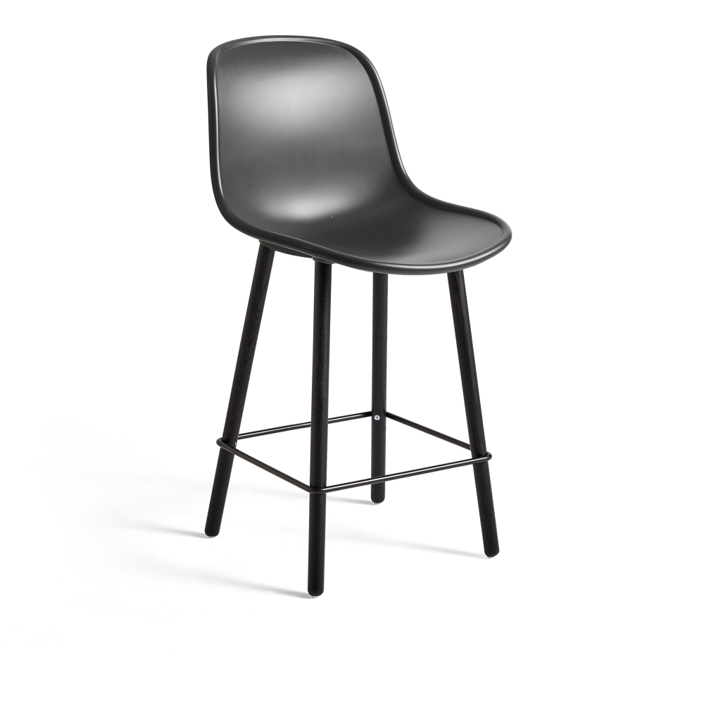 HAY - Neu12 Bar Stool Low, Black Coated Steel Footrest, Seat Soft Black, Base Soft Black WB Lacquered Solid Oak - Barstolar & barpallar - Svart - Metall/Trä/Plast