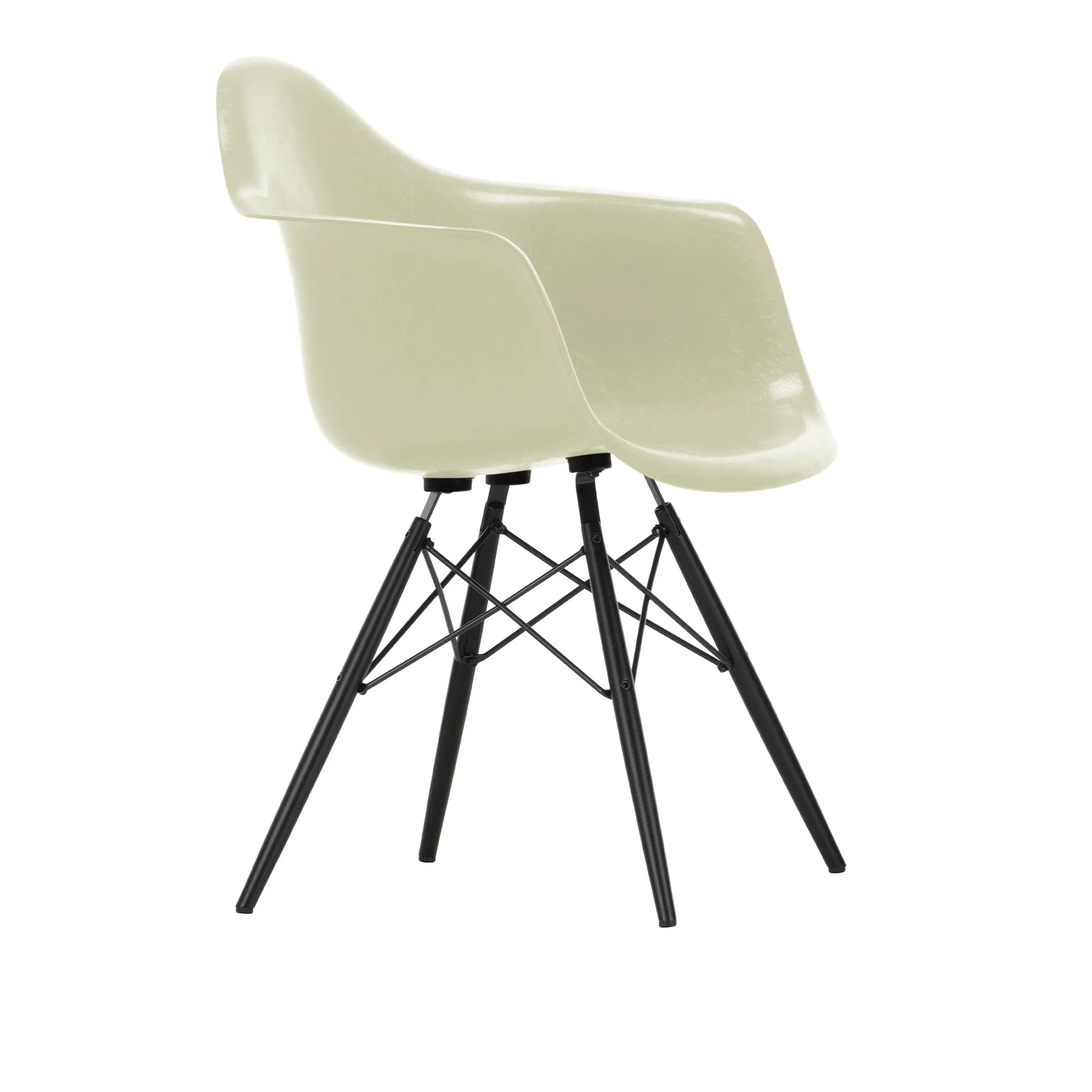 Eames Fiberglass Armchair DAW lenestol Black Maple