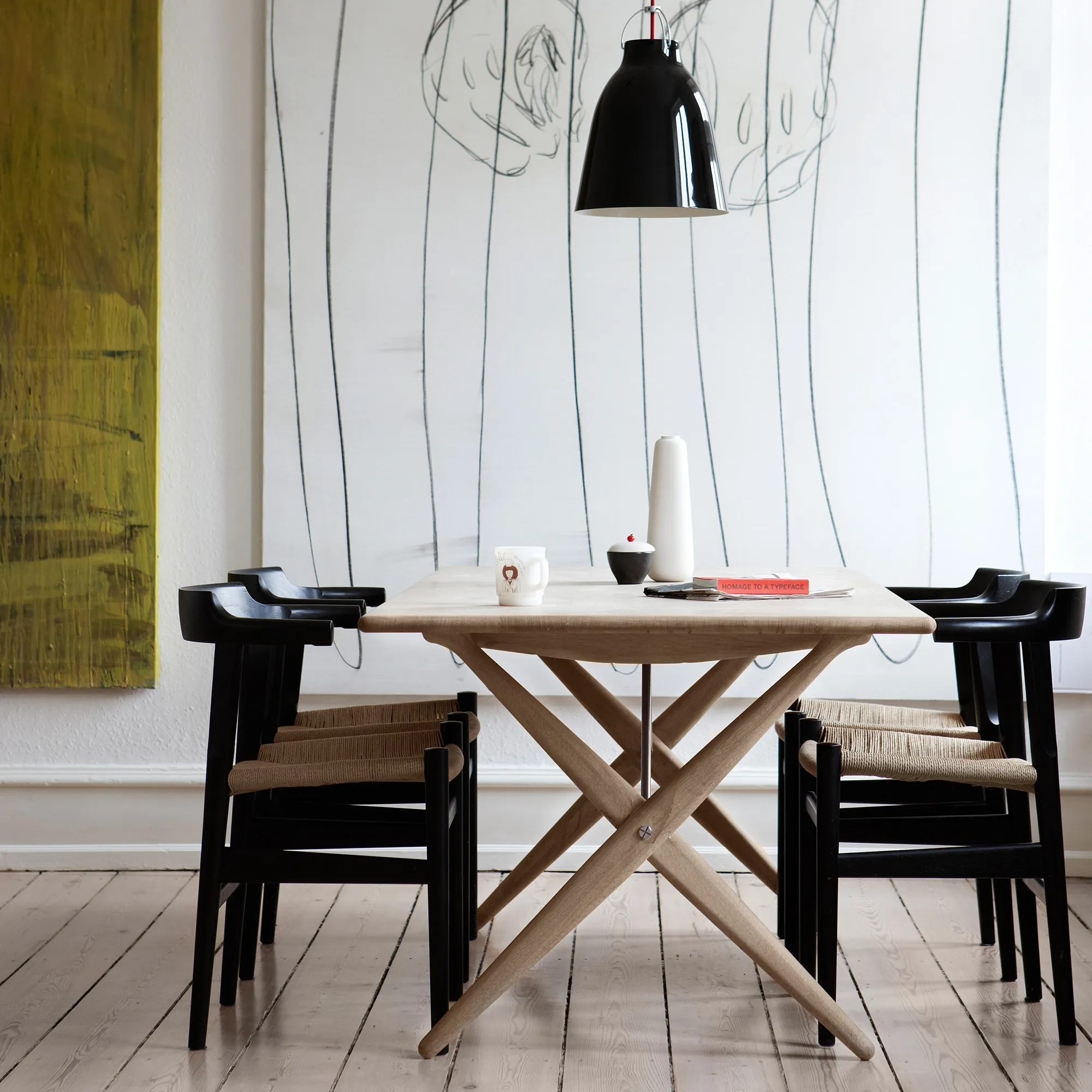 PP85 Cross Legged Table matbord